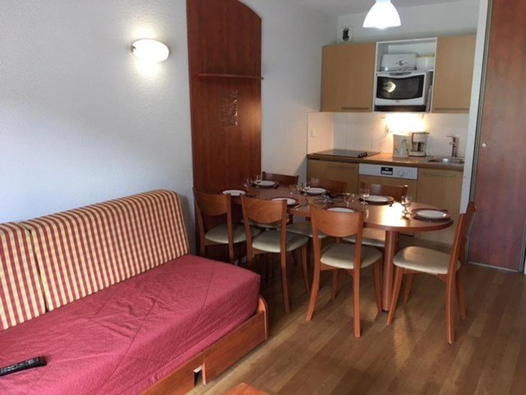 Appartement La Mongie, 3 pièces, 7 personnes - FR-1-404-205 tesisinde bir oturma alanı