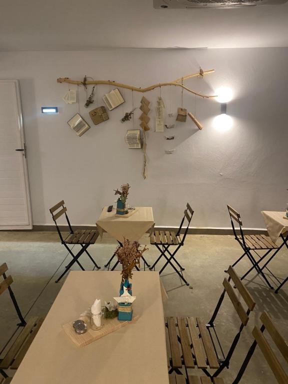 a room with a table and chairs and a wall at Alojamiento El Miajon de los Castúos in Valdesalor
