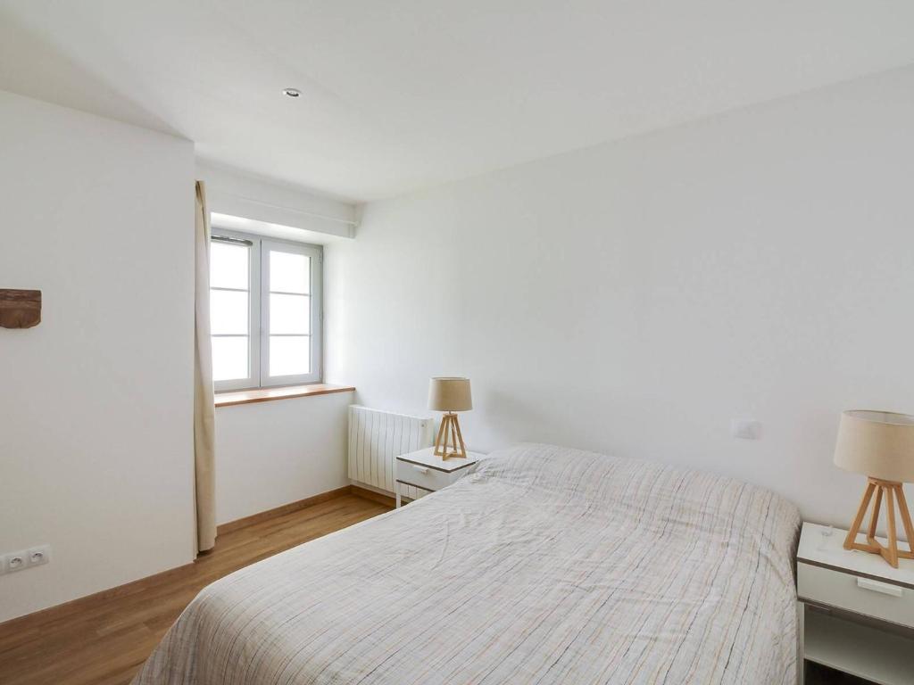 Habitación blanca con cama y ventana en Maison Cauterets, 4 pièces, 7 personnes - FR-1-401-173, en Cauterets