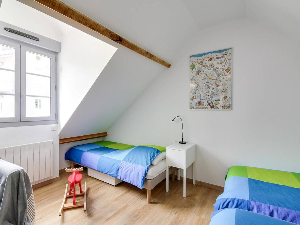 1 dormitorio con 2 camas y ventana en Maison Cauterets, 4 pièces, 7 personnes - FR-1-401-173, en Cauterets