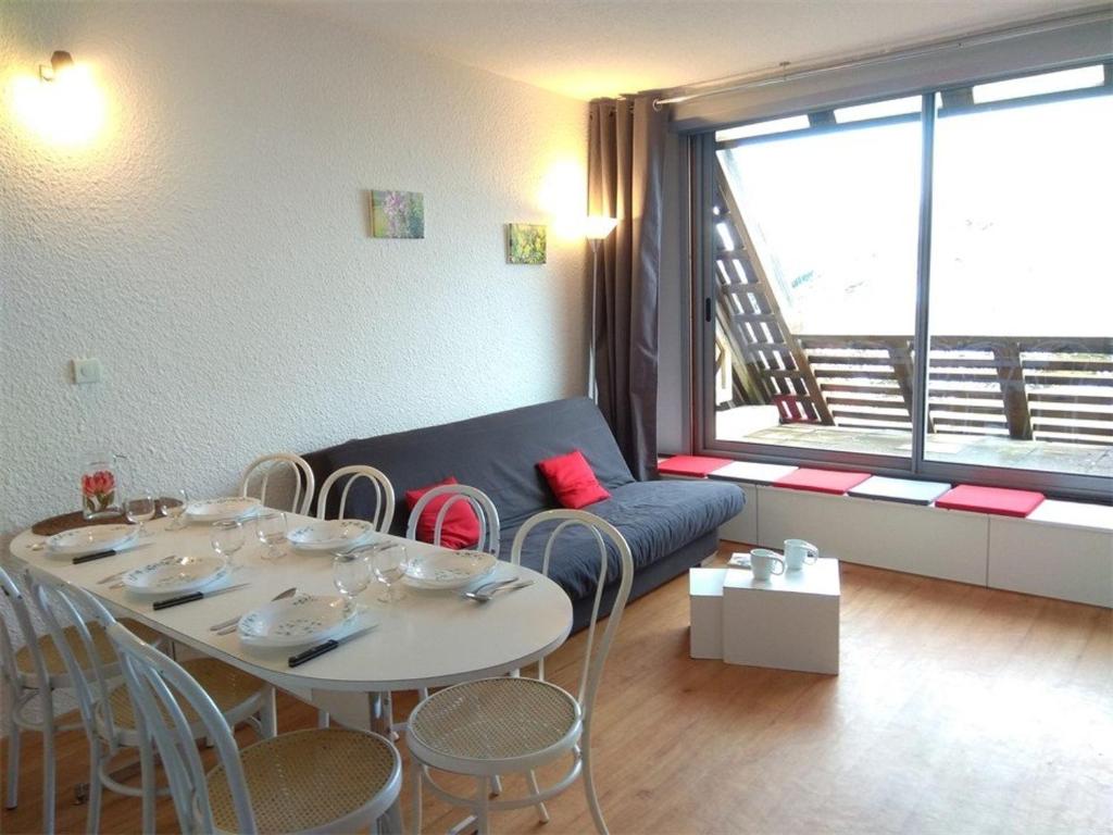 una camera con tavolo, sedie e divano di Appartement Piau-Engaly, 3 pièces, 8 personnes - FR-1-457-204 ad Aragnouet
