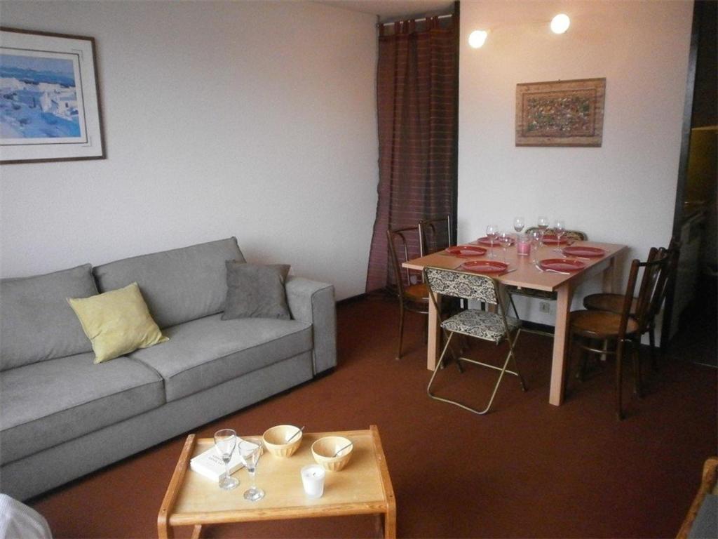 sala de estar con sofá y mesa en Studio Piau-Engaly, 1 pièce, 6 personnes - FR-1-457-212, en Aragnouet