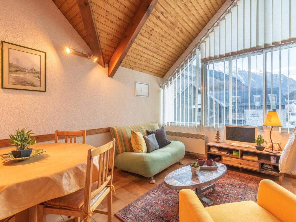 uma sala de estar com uma mesa e um sofá em Maison Saint-Lary-Soulan, 4 pièces, 6 personnes - FR-1-296-291 em Saint-Lary-Soulan