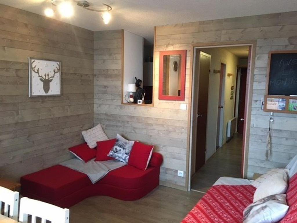een woonkamer met een rode bank in een kamer bij Studio La Mongie, 1 pièce, 5 personnes - FR-1-404-228 in La Mongie
