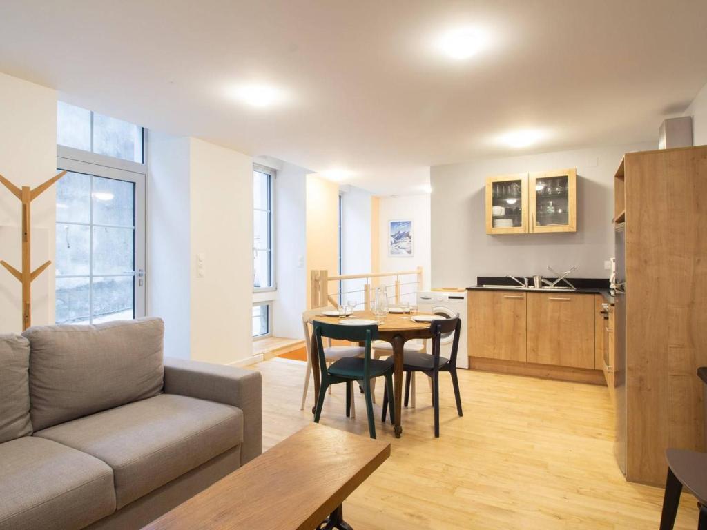 ein Wohnzimmer mit einem Sofa und einem Tisch in der Unterkunft Appartement Cauterets, 4 pièces, 9 personnes - FR-1-401-181 in Cauterets