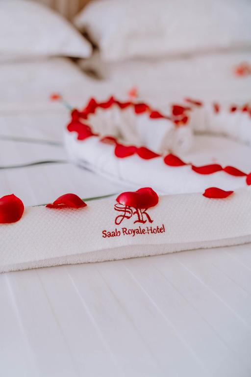 Postel nebo postele na pokoji v ubytování Saab Royale Hotel