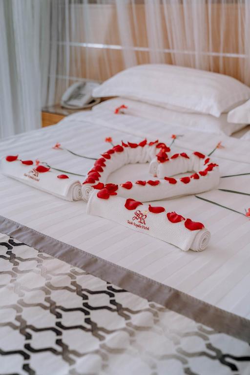 Postel nebo postele na pokoji v ubytování Saab Royale Hotel