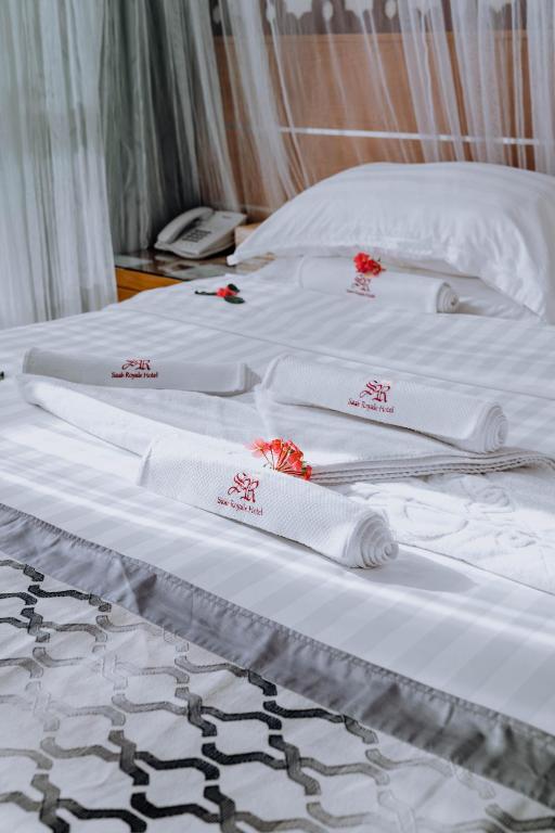 Postel nebo postele na pokoji v ubytování Saab Royale Hotel