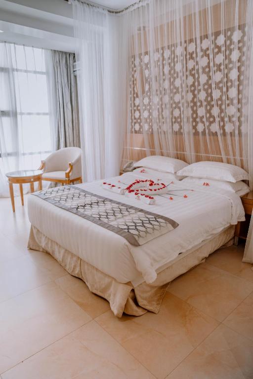 Postel nebo postele na pokoji v ubytování Saab Royale Hotel