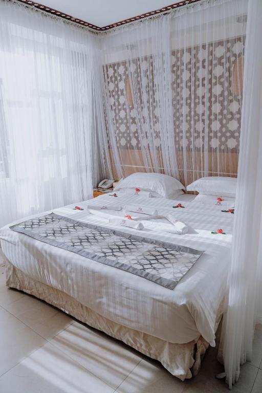 Postel nebo postele na pokoji v ubytování Saab Royale Hotel