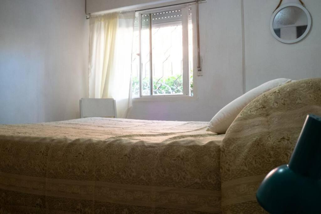 um quarto com uma cama grande e uma janela em Casa para 4 pers. con entrada de auto y parrillero em Piriápolis