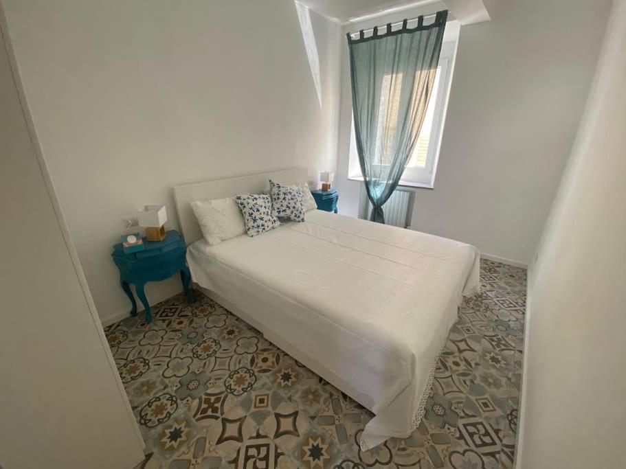A bed or beds in a room at Le Finestre Sul Borgo 1