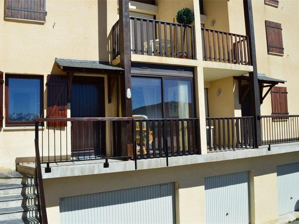 Appartement Les Angles, 2 pièces, 4 personnes - FR-1-593-1 tesisinde bir balkon veya teras