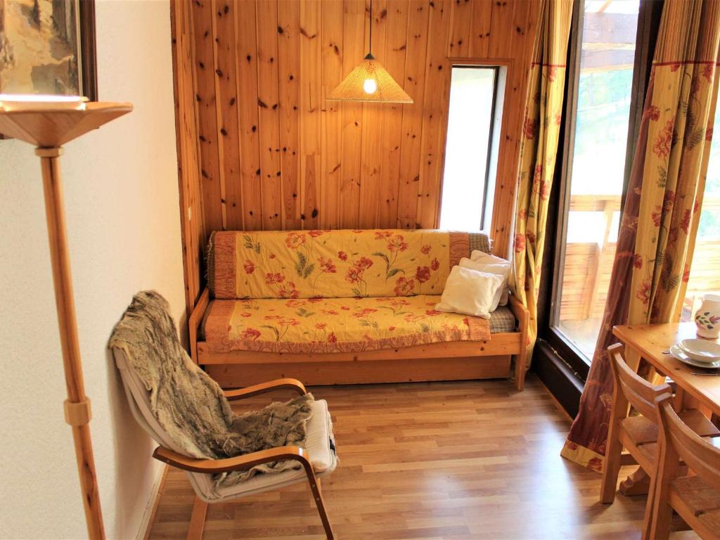 - un salon avec un canapé et une chaise dans l'établissement Appartement Vars, 2 pièces, 6 personnes - FR-1-330B-173, à Vars