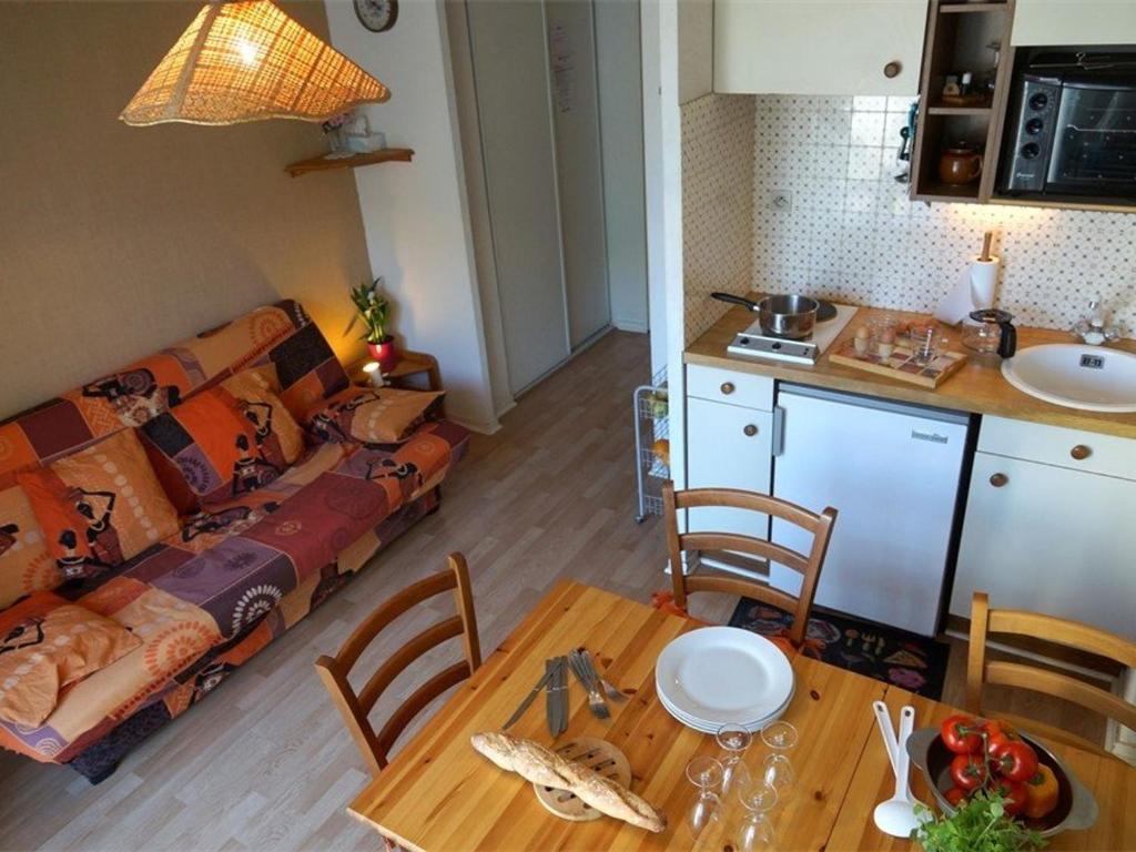 Kjøkken eller kjøkkenkrok på Appartement Bagnères-de-Luchon, 2 pièces, 4 personnes - FR-1-313-152