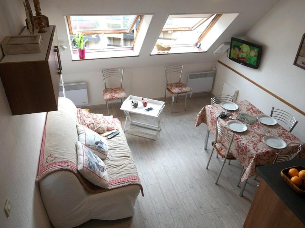 un salon avec un canapé et une table dans l'établissement Duplex T3 à Luchon - 6 pers, télécabine, parking, wifi - FR-1-313-164, à Luchon