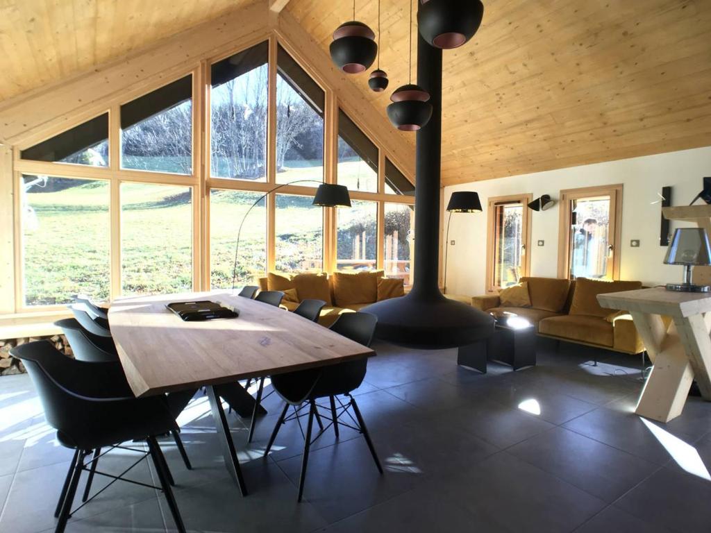 ein Wohnzimmer mit einem Tisch und einem Sofa in der Unterkunft Maison Villard-de-Lans, 5 pièces, 8 personnes - FR-1-548-14 in Villard-de-Lans