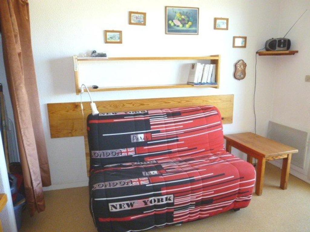 une pile de bagages dans une pièce avec une table dans l'établissement Studio au pied des pistes - 4 pers, Parking, Ascenseur - FR-1-602-38, à Arette