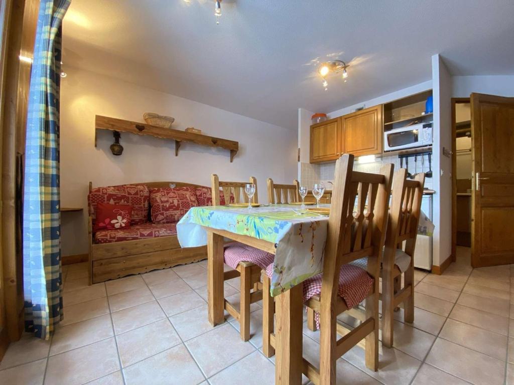 a kitchen and dining room with a table and chairs at Appartement Praz-sur-Arly, 3 pièces, 6 personnes - FR-1-603-16 in Praz-sur-Arly