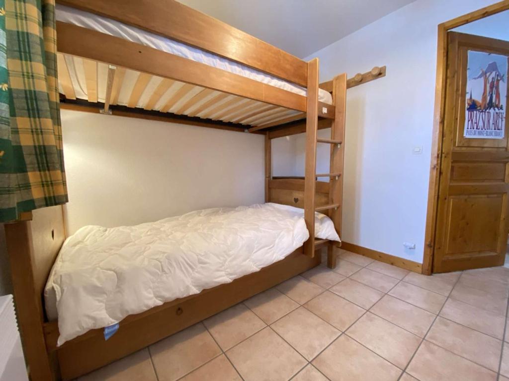 a bedroom with two bunk beds in a room at Appartement Praz-sur-Arly, 3 pièces, 6 personnes - FR-1-603-16 in Praz-sur-Arly