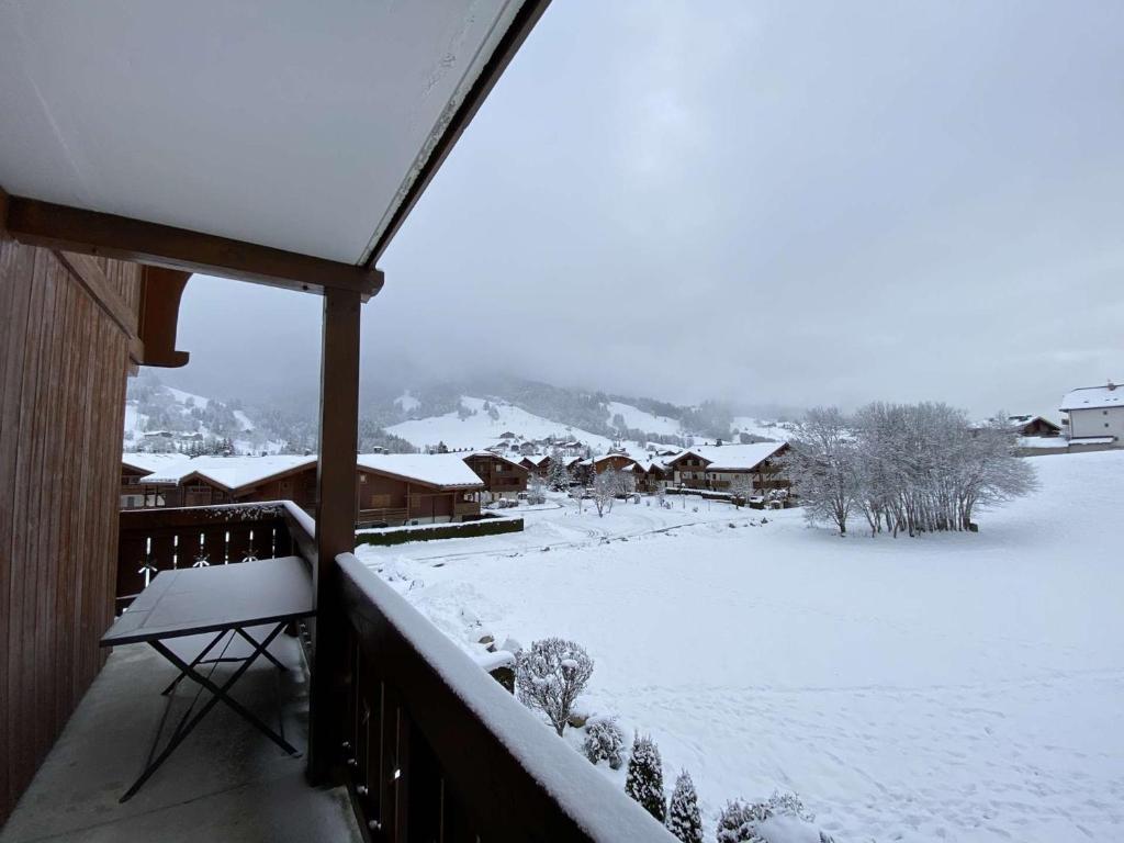 a view of a snow covered yard from a balcony at Appartement Praz-sur-Arly, 3 pièces, 6 personnes - FR-1-603-16 in Praz-sur-Arly