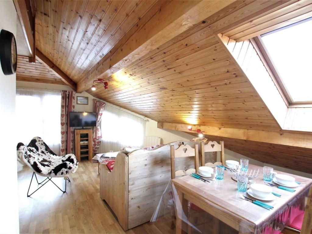 comedor con techo de madera y mesa en Appartement Briançon, 1 pièce, 4 personnes - FR-1-330C-116 en Briançon