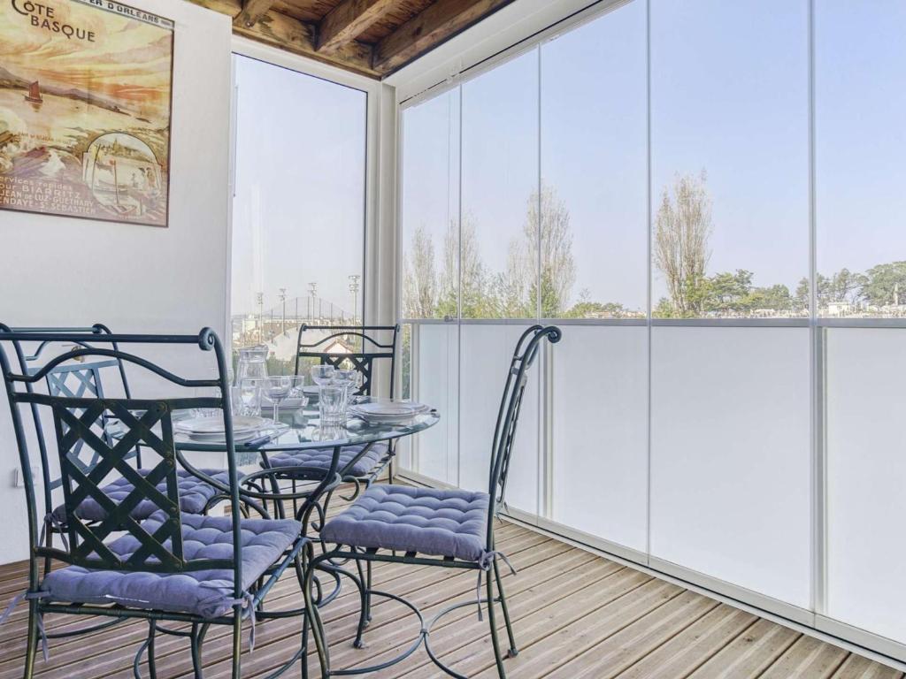 Photo de la galerie de l'établissement Charmant Appart 3* en Centre-ville avec Double Loggia, Wifi et Box - Tout à Pied! - FR-1-4-586, à Saint-Jean-de-Luz