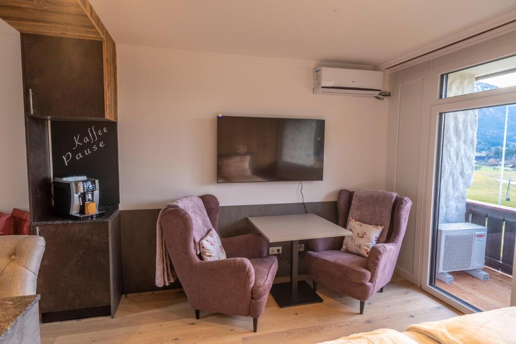 Wolfgangsee Appartements的休息区