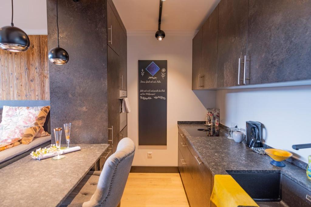 Wolfgangsee Appartements的厨房或小厨房