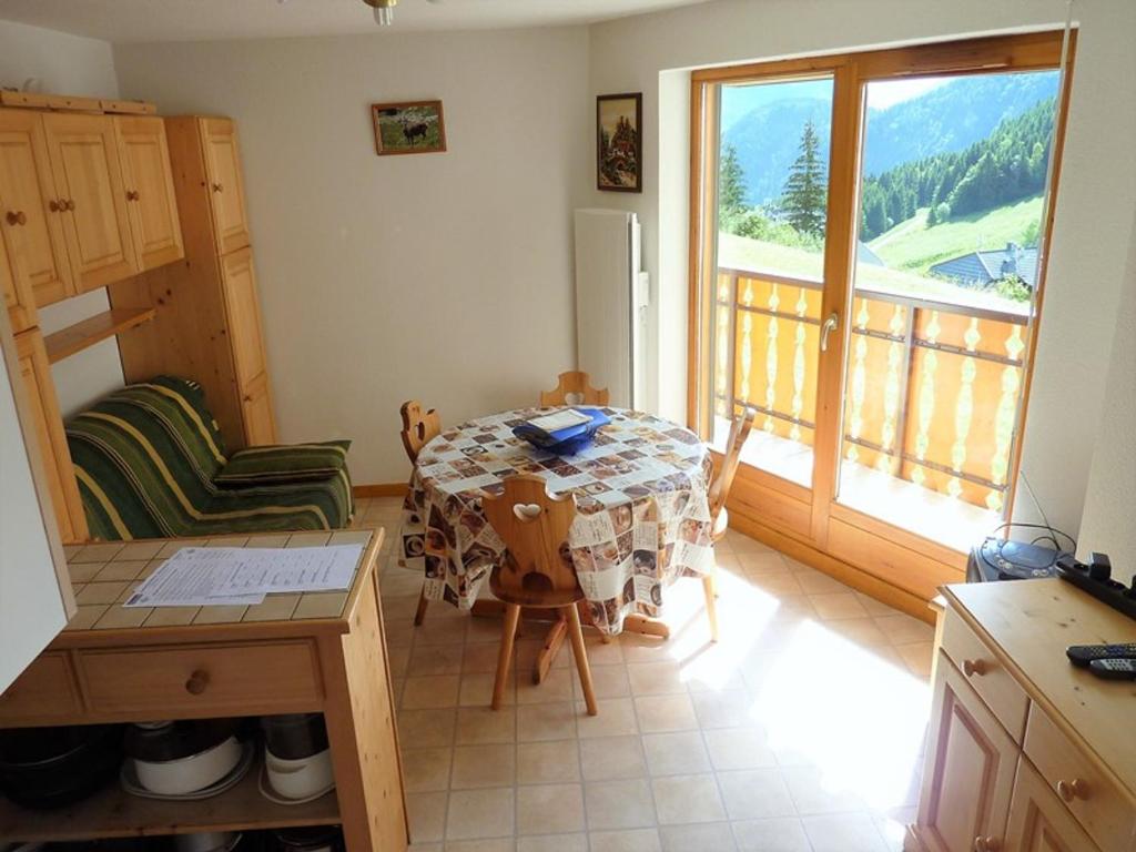 cocina con mesa, sillas y ventana en Appartement Le Biot, 2 pièces, 6 personnes - FR-1-573-33 en Bonnevaux