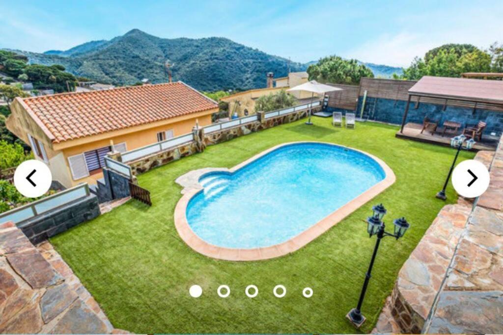 ein Bild eines Hinterhofs mit Pool in der Unterkunft Preciosa casa en Sant Cebrià de Vallalta in Sant Cebrià de Vallalta