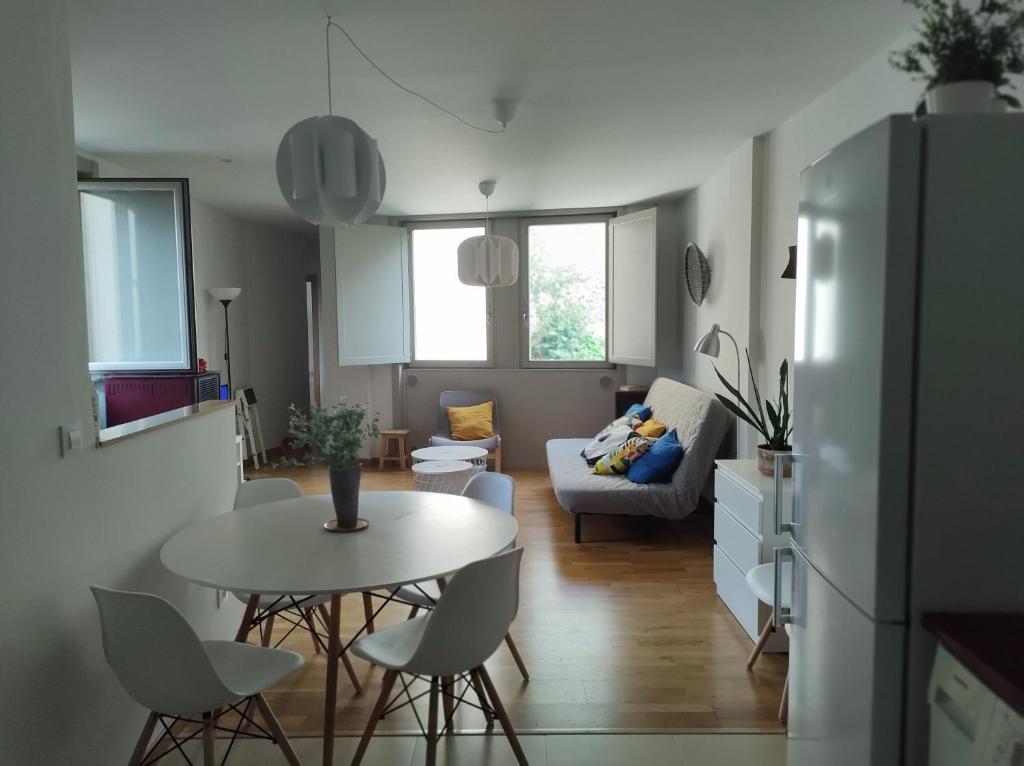una pequeña sala de estar con mesa y sofá en A casa da Pena Vixia, en Ourense