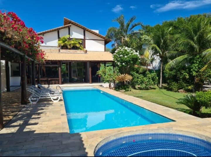 una piscina frente a una casa en Villa Francesco, en Pipa