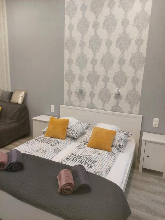 Łóżko lub łóżka w pokoju w obiekcie Pompár Belvárosi Apartman