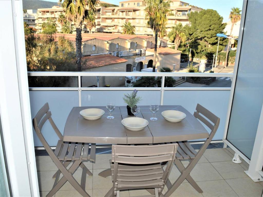 une table et des chaises sur un balcon avec vue dans l'établissement Studio rénové climatisé, 3 couchages, proche port et casino à Cavalaire-sur-Mer - FR-1-226B-98, à Cavalaire-sur-Mer
