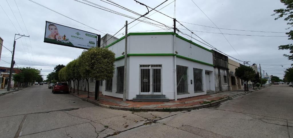 a building on the corner of a street at Manantial Departamentos in Gualeguay