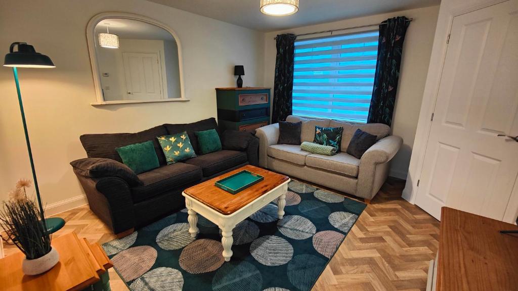 sala de estar con sofá y mesa en Saxon Corner: BRAND NEW 3 bedroom House, en Emsworth