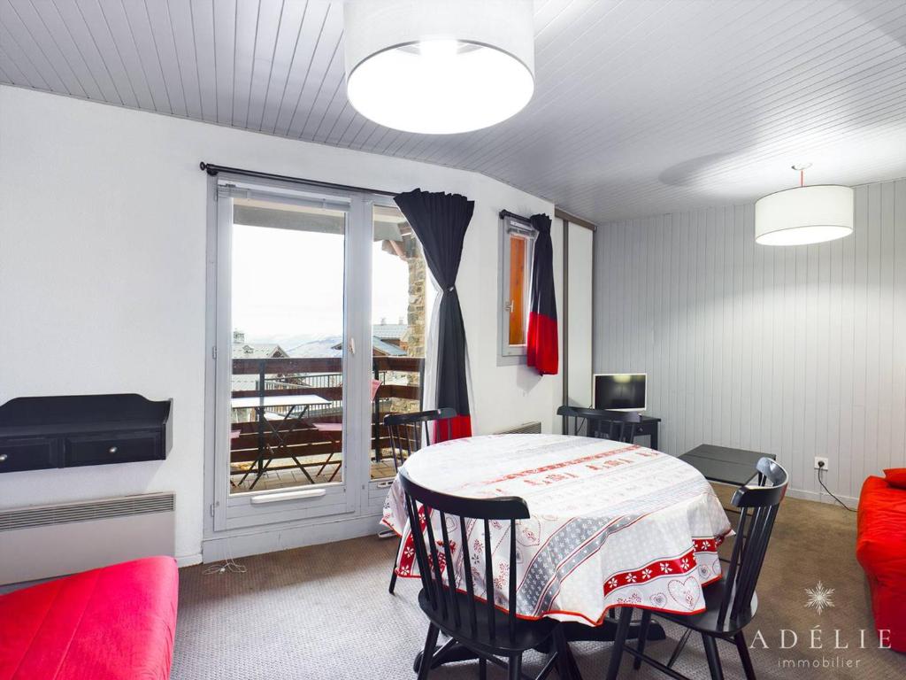 une salle à manger avec une table et une fenêtre dans l'établissement Studio spacieux 4/6 pers, au pied des pistes, balcon sud-ouest, proche commerces - FR-1-398-639, à Montvalezan