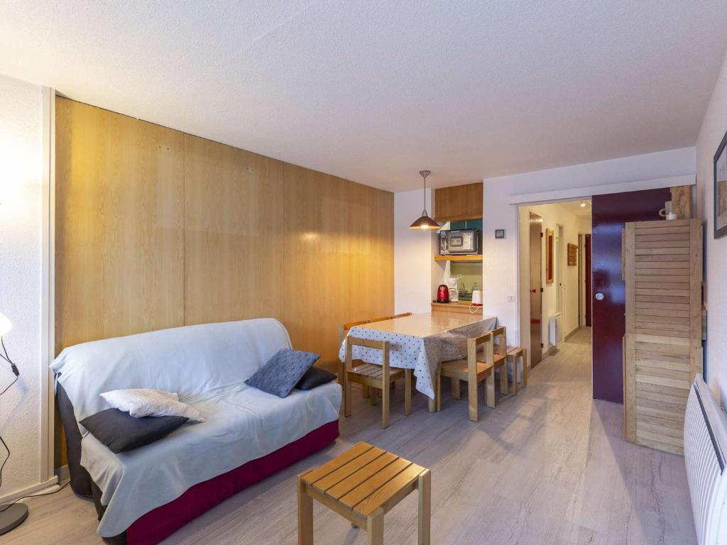 ein Wohnzimmer mit Sofa und Tisch in der Unterkunft Appartement 6 pers, 1 chambre, balcons, plein centre station, proche pistes - La Mongie - FR-1-404-335 in La Mongie