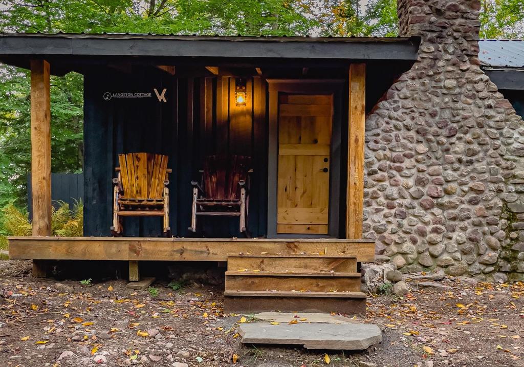 a log cabin with two chairs and a door at Vanderkamp in Cleveland