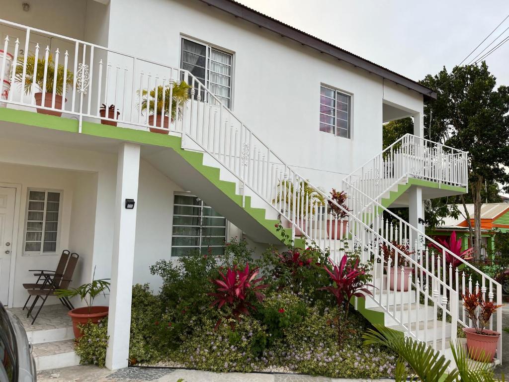 Casa blanca con escaleras verdes y blancas en Amazing 2 bedroom apt 1 warm cosy comfortable en Belmont