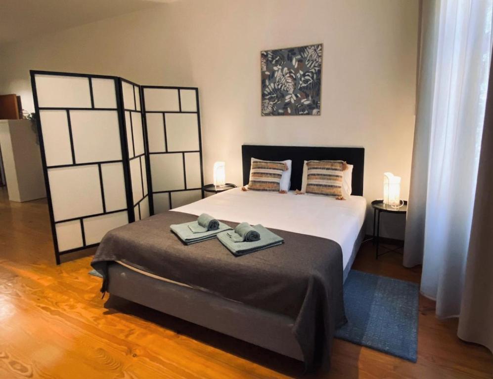 - une chambre avec un grand lit et 2 serviettes dans l'établissement Studio Clérigos B Centro do Porto, à Porto