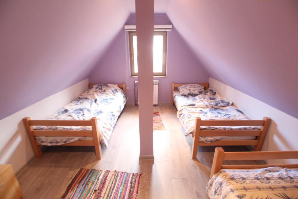 Habitación en el ático con 2 camas y ventana en Apartment Lothlórien Jahorina, en Jahorina