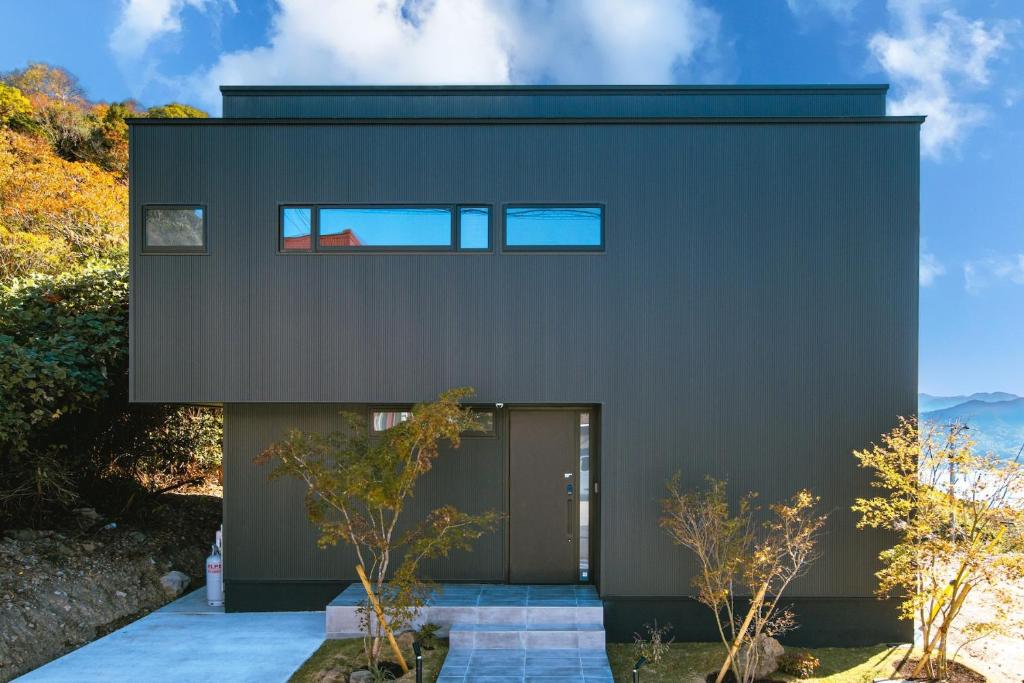 ein modernes Haus mit schwarzer Fassade in der Unterkunft Awaji-shima C-Side Dual View - Vacation STAY 88182v in Minamiawaji