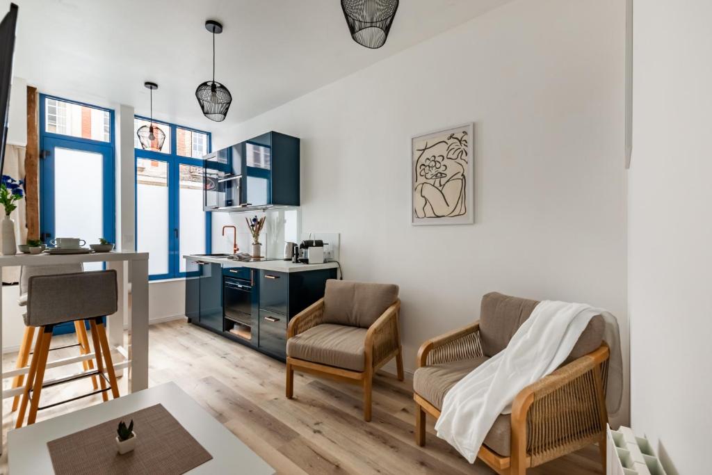 un salon avec deux chaises et une table dans l'établissement La Petite Cordonnerie, à Honfleur