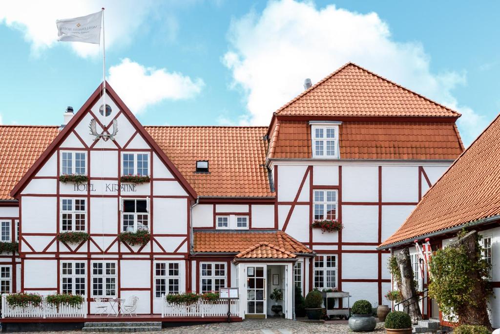 un bâtiment avec un drapeau en haut dans l'établissement Hotel Kirstine, à Næstved