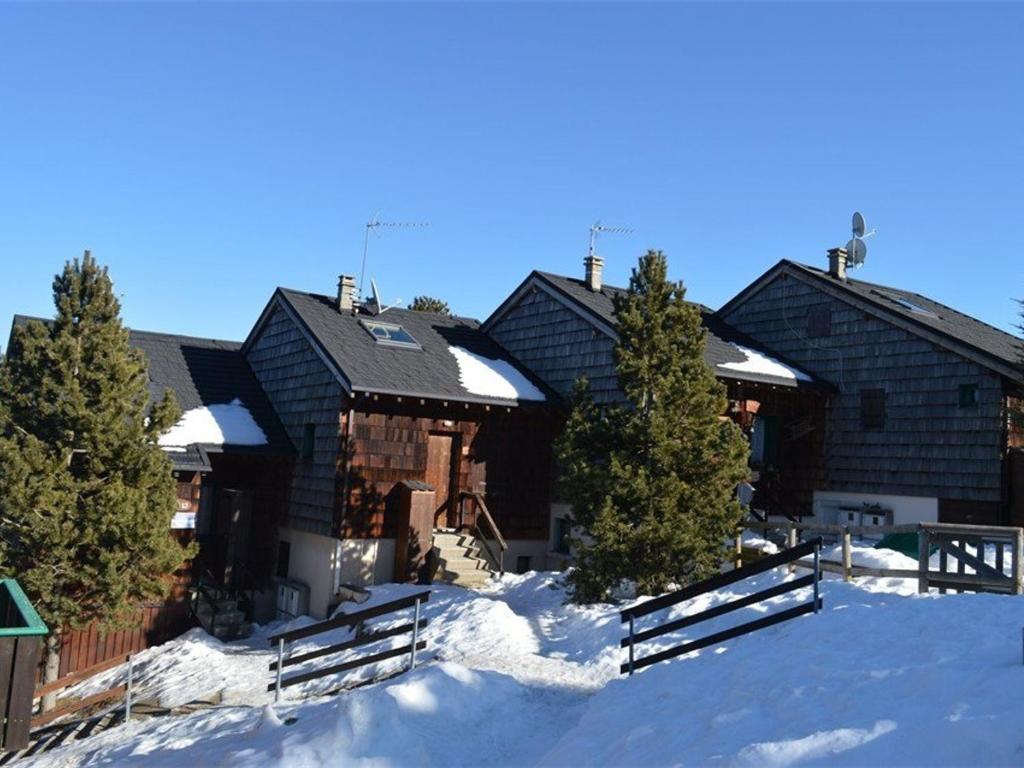 a group of buildings in the snow with trees at Chalet Bolquère-Pyrénées 2000, 3 pièces, 7 personnes - FR-1-592-27 in Bolquere Pyrenees 2000