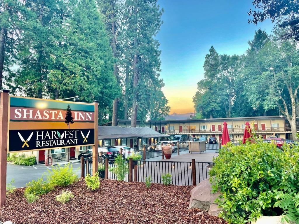 um sinal para um restaurante Harley em frente a um edifício em Shasta Inn em Mount Shasta