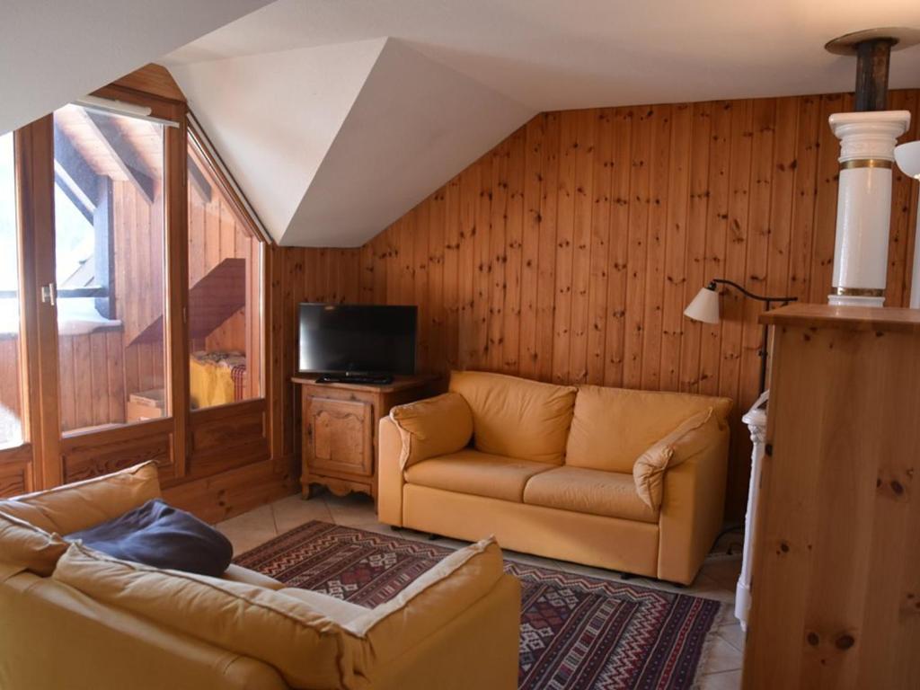 a living room with a couch and a tv at Appartement Montgenèvre, 3 pièces, 6 personnes - FR-1-266-163 in Montgenèvre