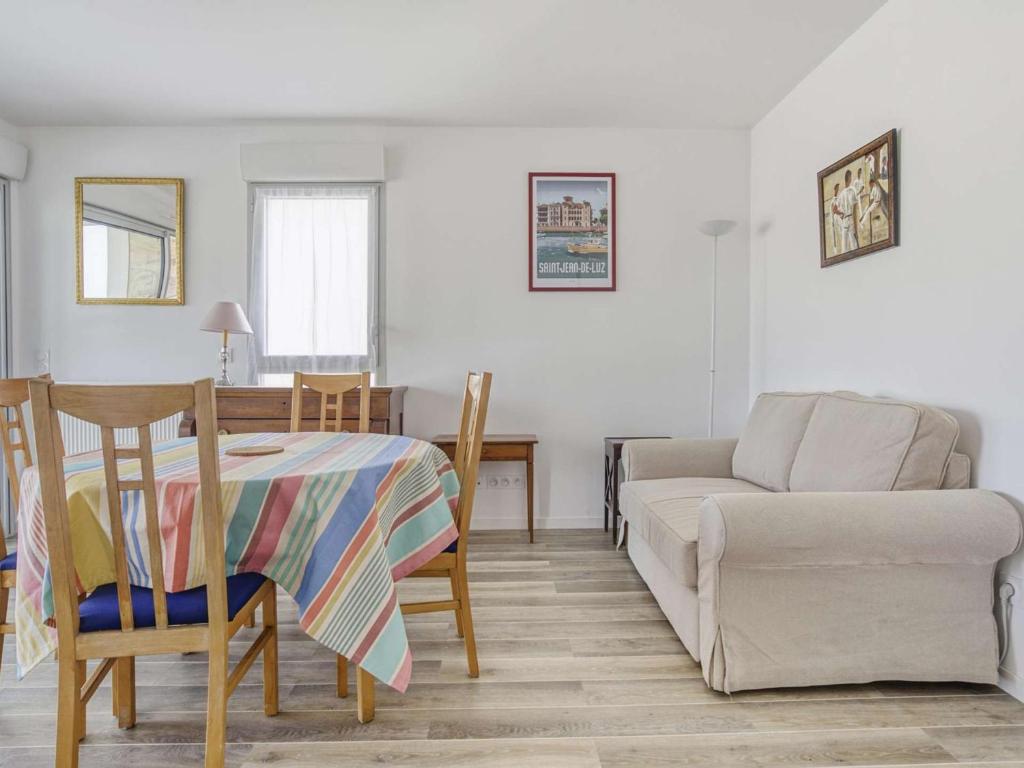 a living room with a table and a couch at Appartement Saint-Jean-de-Luz, 2 pièces, 4 personnes - FR-1-4-586 in Saint-Jean-de-Luz